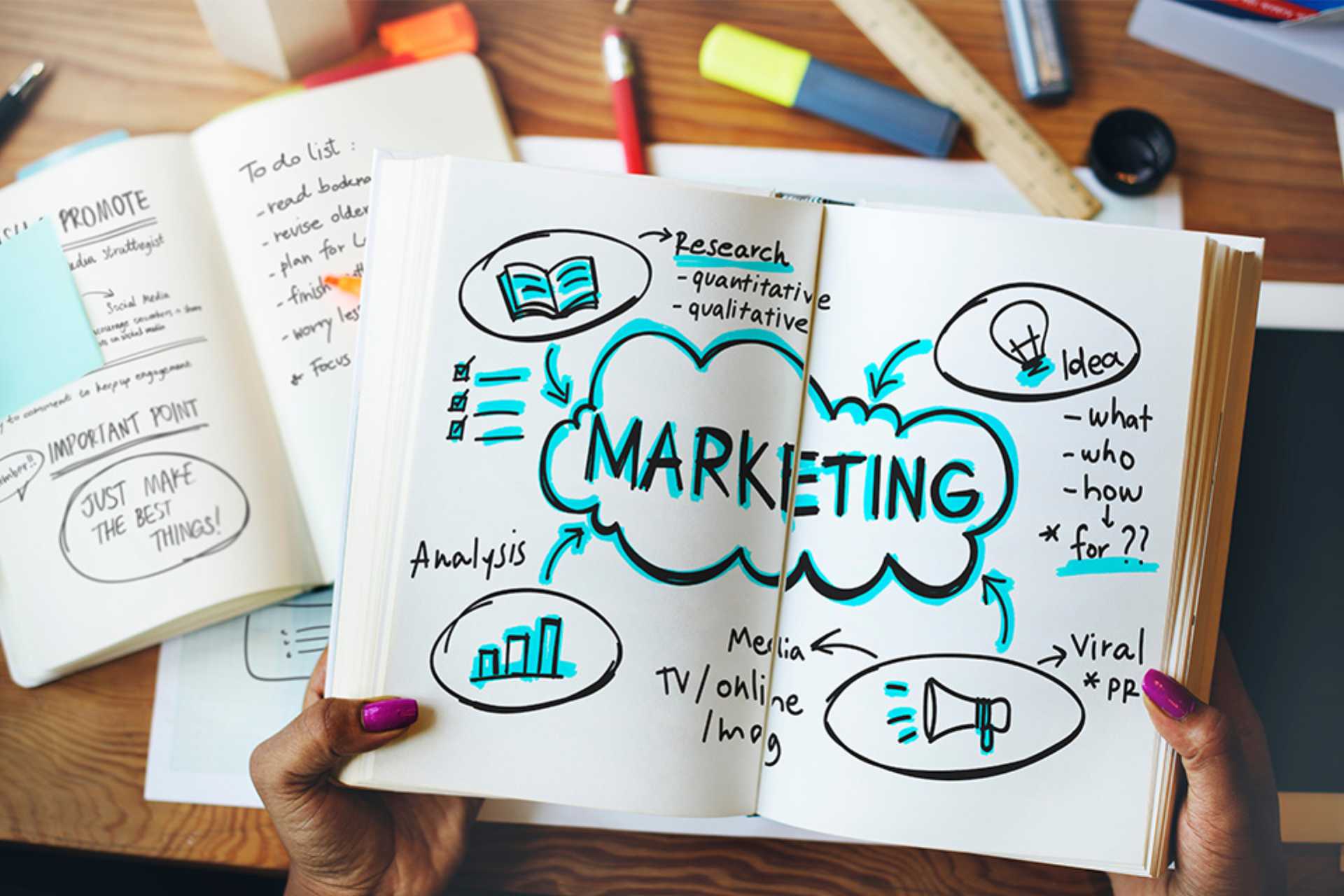 Notizbuch mit Marketingplanung darin