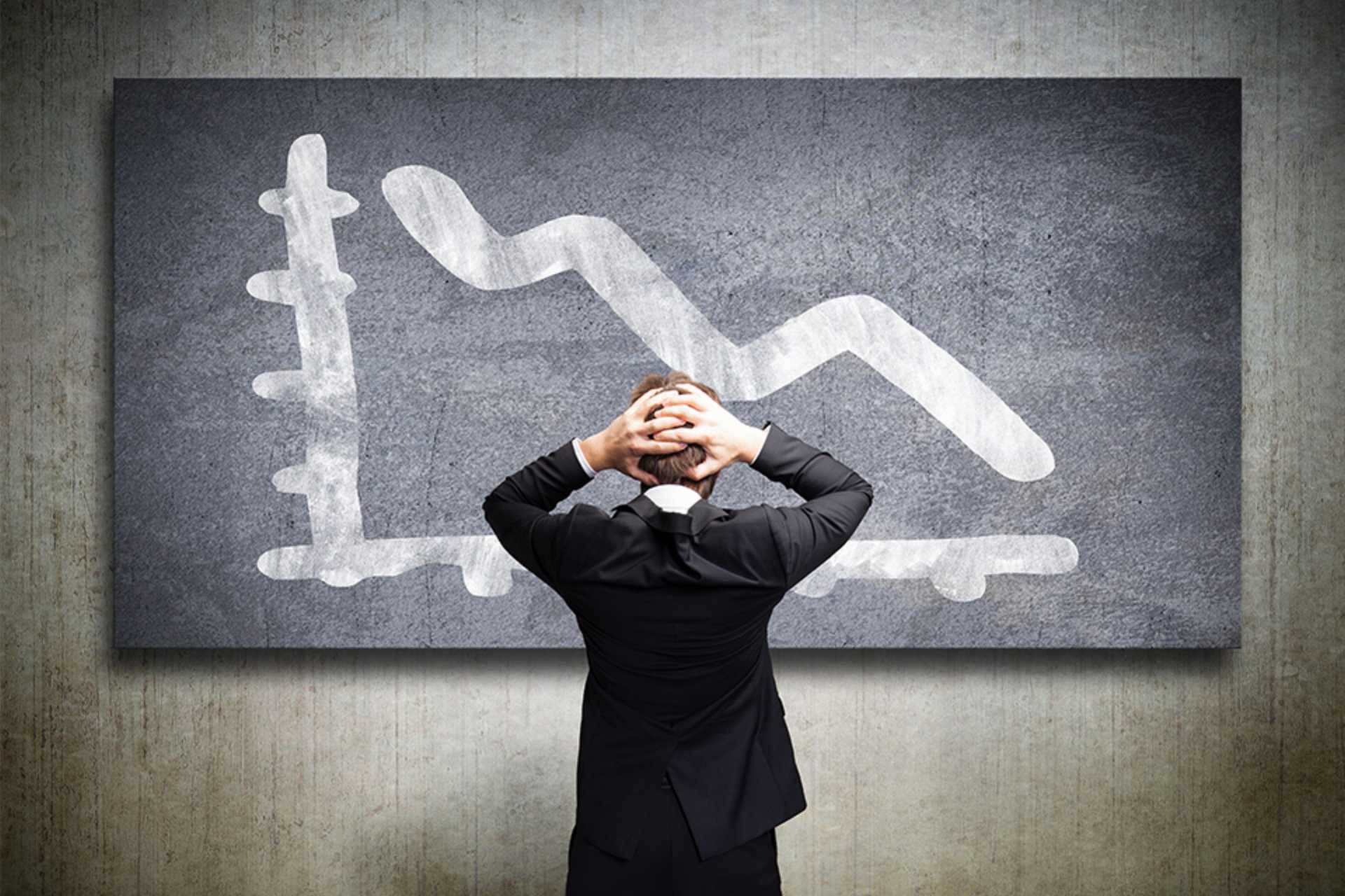 Person steht vor Tafel