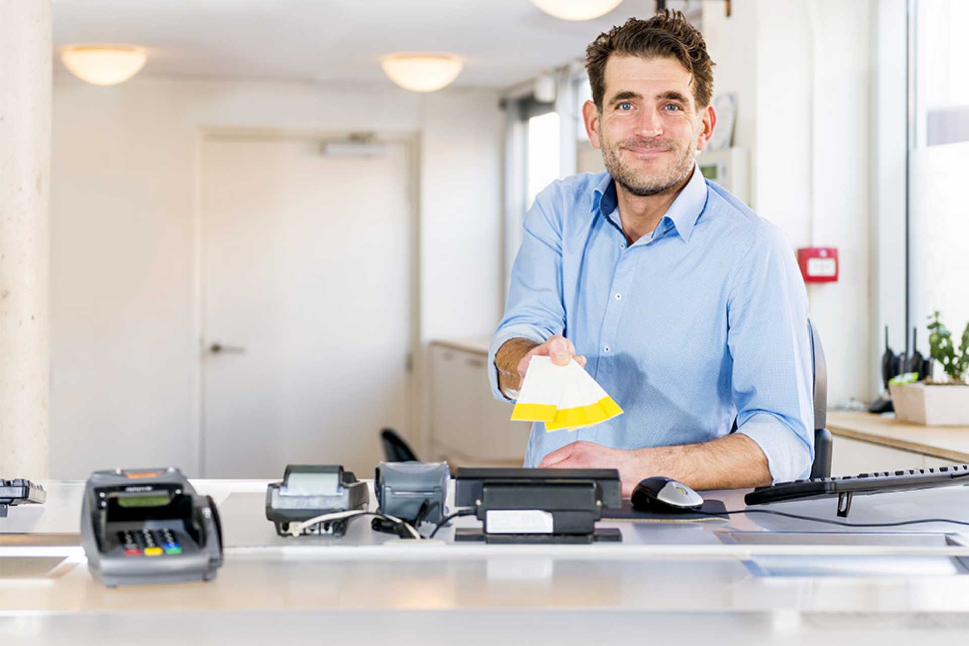 Person mit Gutscheinen