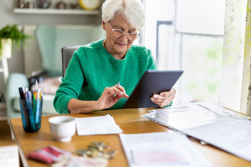 Foto: Pensionistin bedient Tablet