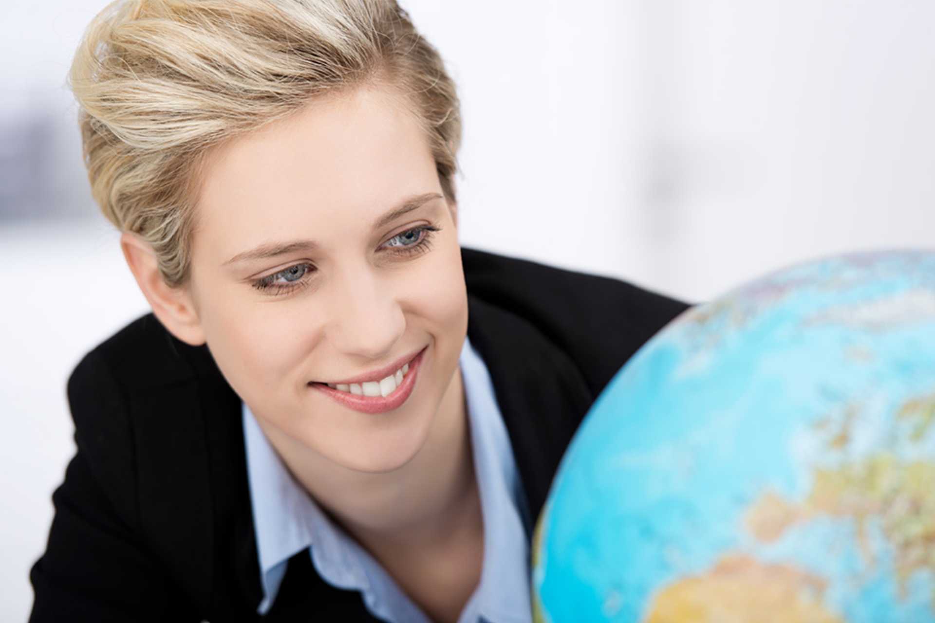 Frau mit Globus