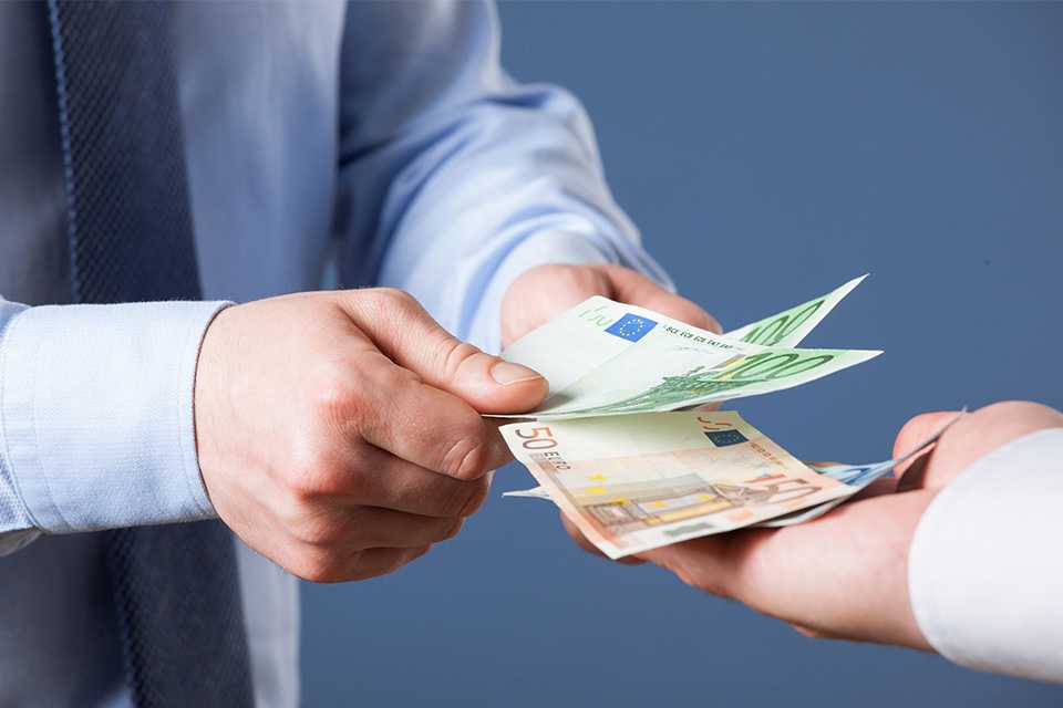 Geschäftsmann zählt Euro-Banknoten