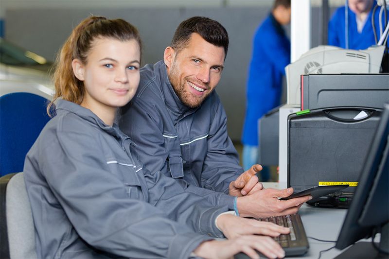 Foto: Ferialarbeiterin arbeitet mit einem Betreuer am Computer