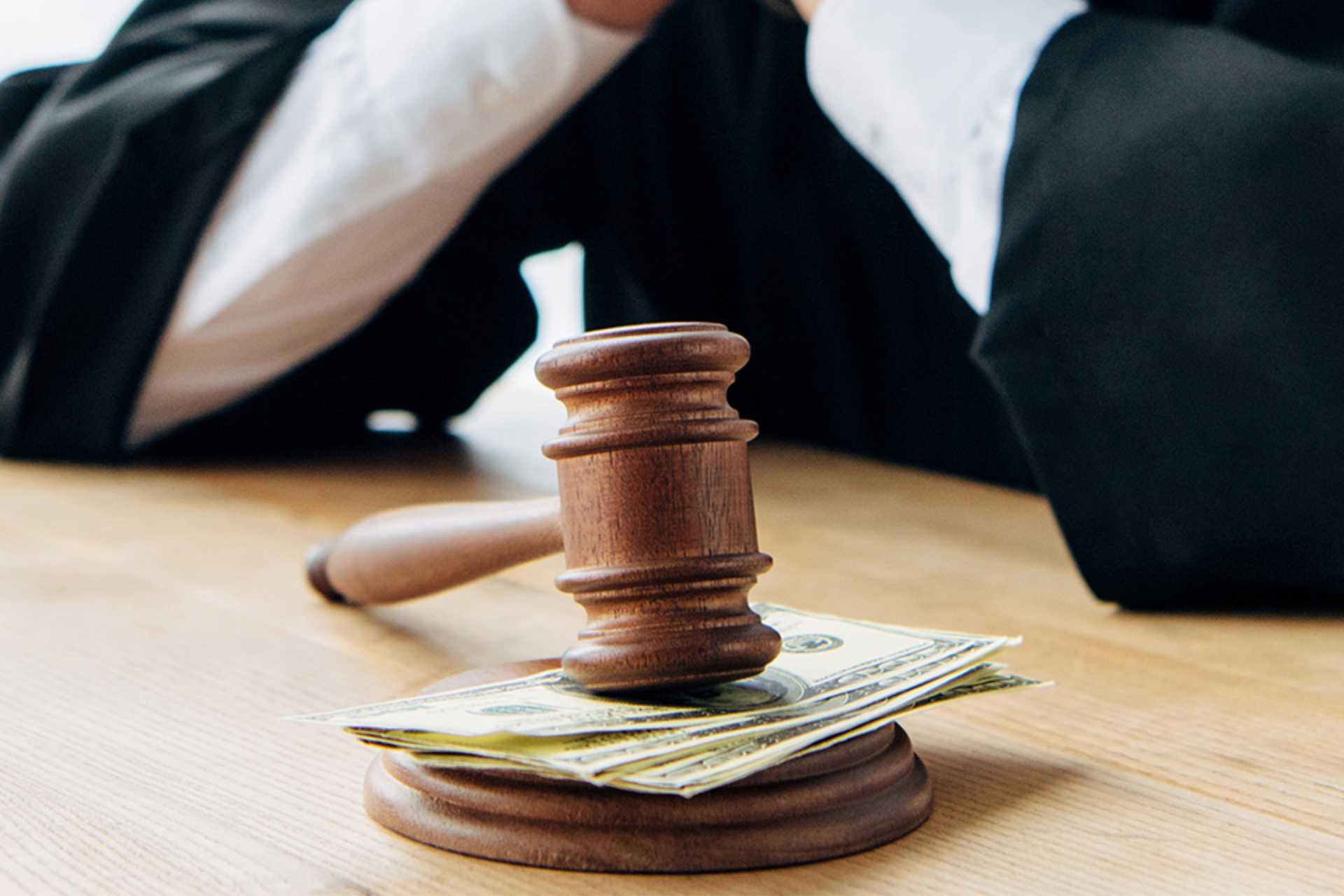 Richter mit Richterhammer