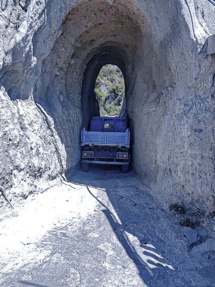 Kleiner Truck fährt durch engen Tunnel