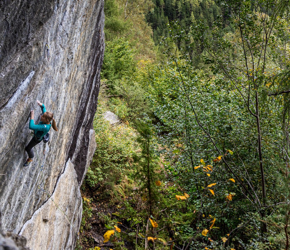 Kind klettert auf Bergwand
